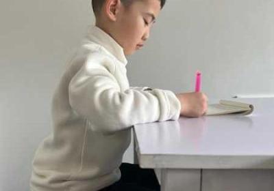 写作业时怎么坐在捧捧上 写作业怎么坐是良好的坐姿