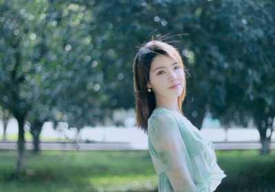 手慢慢游走往下穿过丛林 手慢慢游走往下面