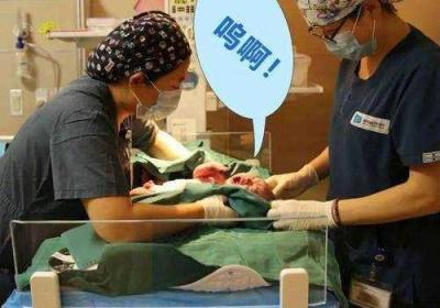 男孩与女孩子一起卖力生小孩 一个男孩和女孩